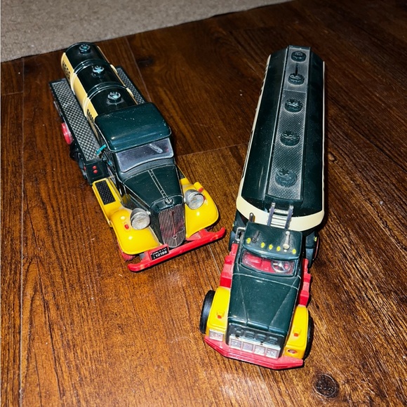 Vintage Hess Oil Tractor Trailer Bank & Hess Tanker w/ Hose - Picture 12 of 15